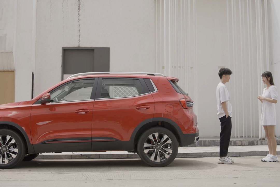 十万就能落地的SUV，颜值高动力强，配置丰富，不输缤智！