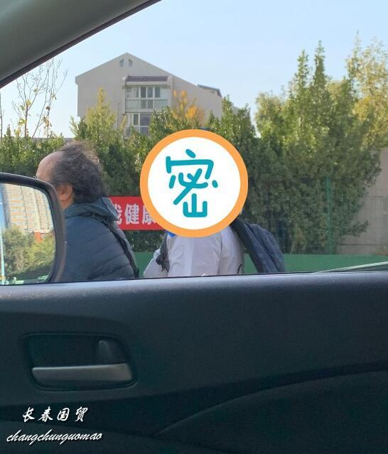 51岁窦唯近照曝光,骑电动车出行,发际线后移显苍老