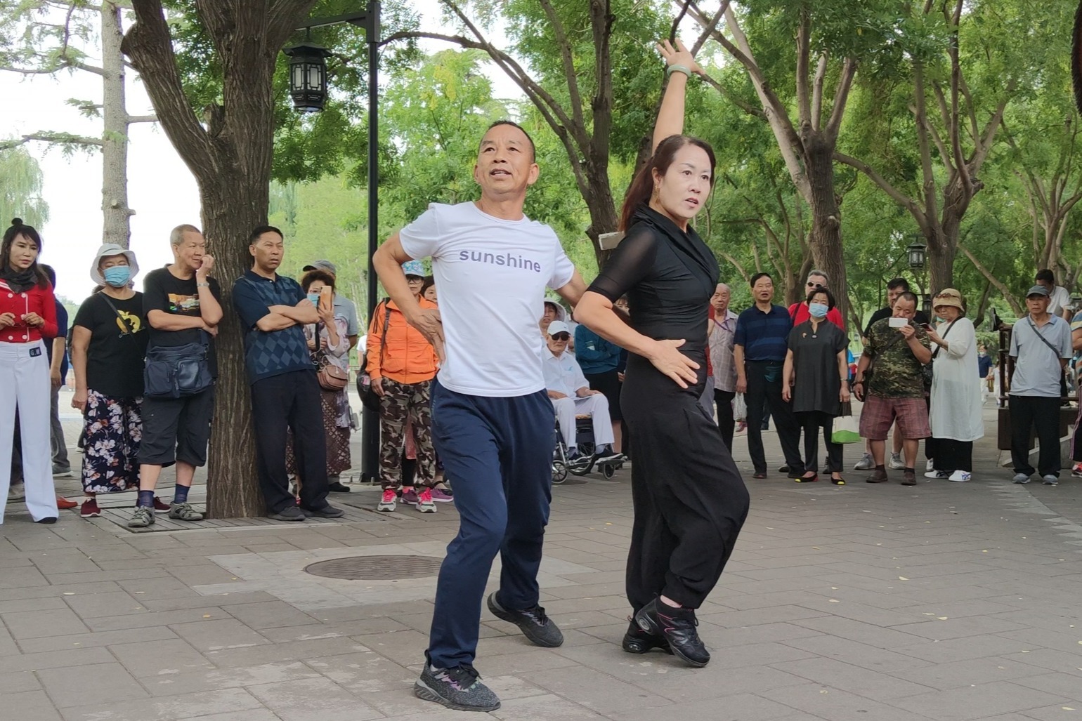 吉特巴《青山一别》两位老师跳得太棒了，舞曲也好听