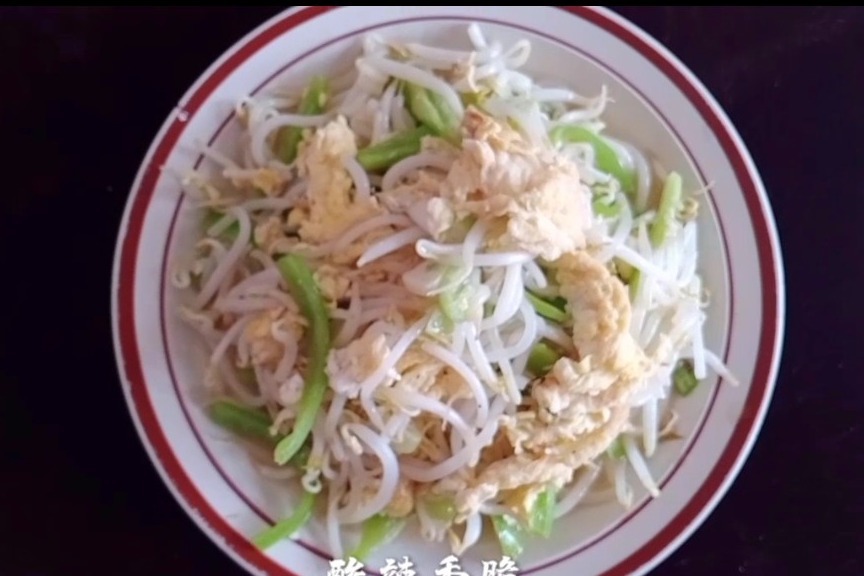 家常绿豆芽炒鸡蛋的简单做法，食材经济实惠，味道酸辣香脆还营养