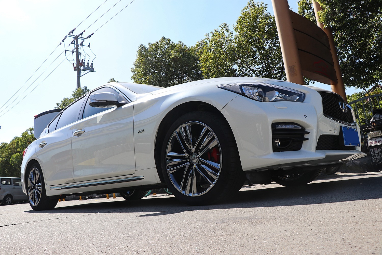 英菲尼迪q50轮毂改电镀黑卡钳改大红色烤漆