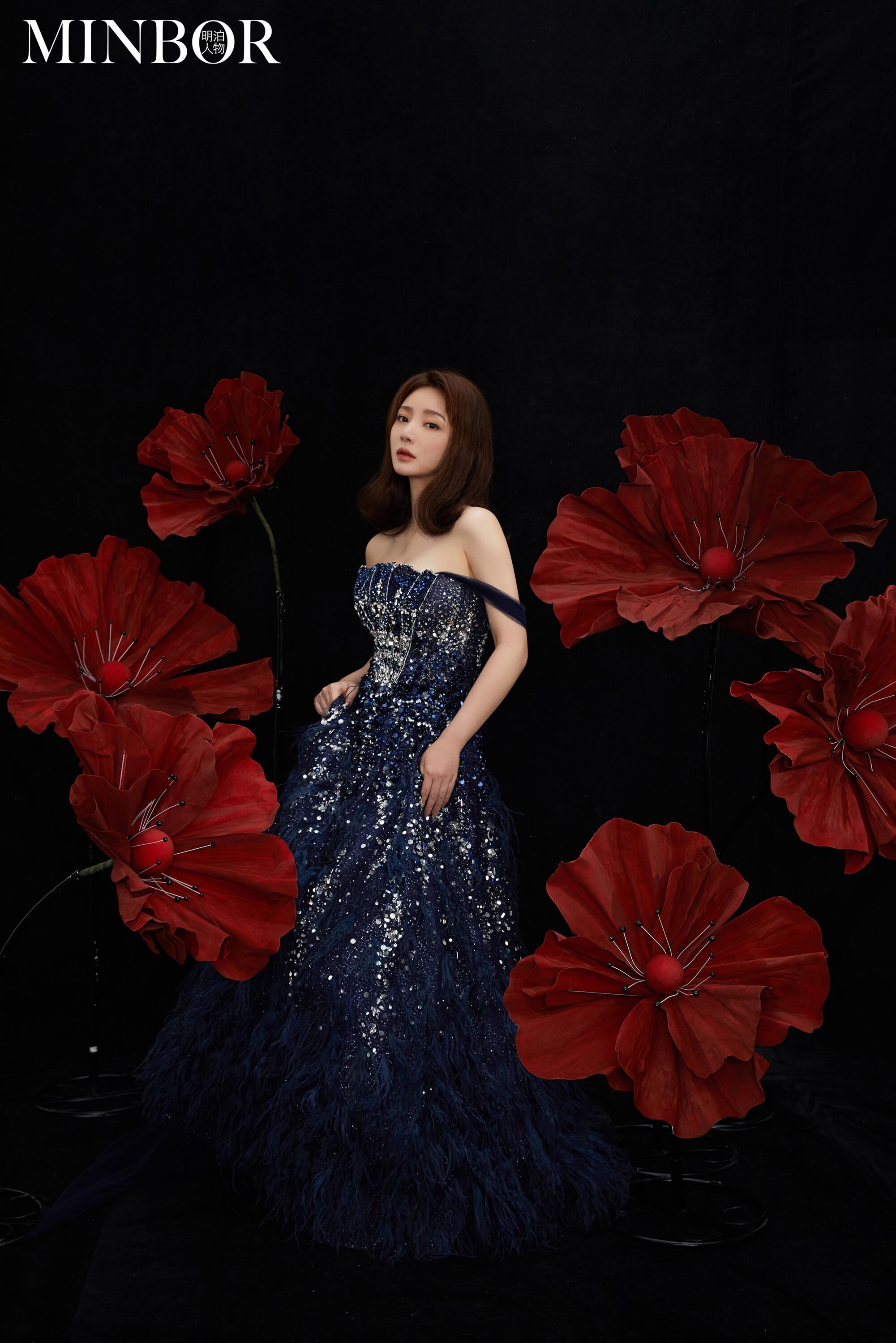 柳岩红纱透明面罩演绎复古时尚 摆脱定义彰显"大女人"魅力__凤凰网