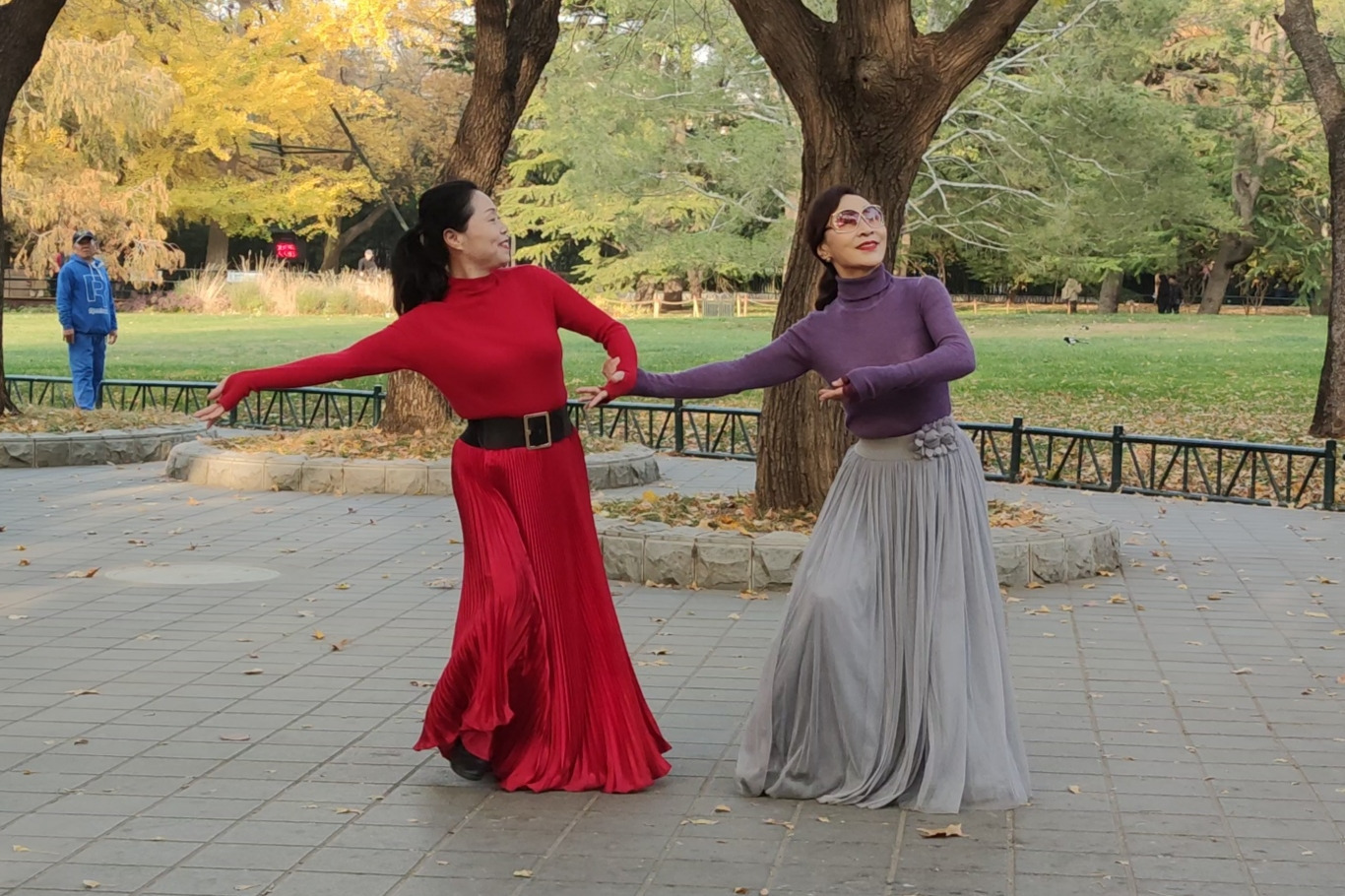 广场舞《卓玛》好听的歌曲伴着两位美女老师的舞蹈，翩翩起舞