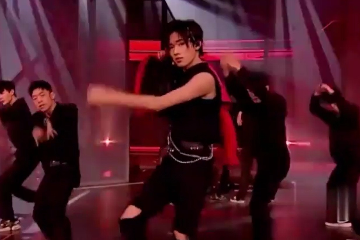 正面刚！时代少年团被私生围堵骂脏话，严浩翔霸气回怼