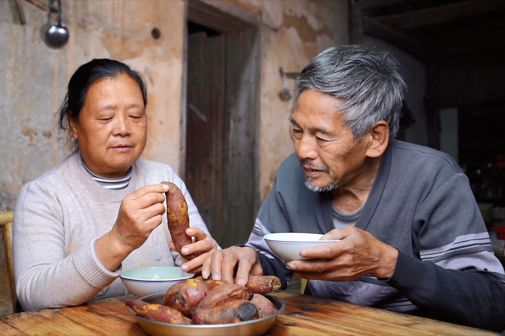 儿媳和农村婆婆一起吃饭不讲究，做一个菜就够吃了，看晚饭吃的啥_凤凰网视频_凤凰网