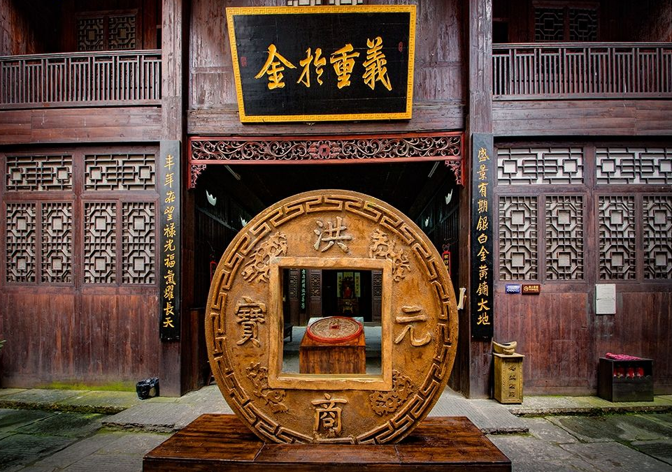 乾隆十年即1747年,我国官方文献上第一次出现 "钱庄"一词.