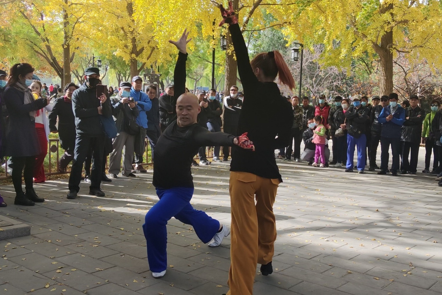 吉特巴《月下情缘》音乐动感，光头老师和梅子老师跳得太精彩了