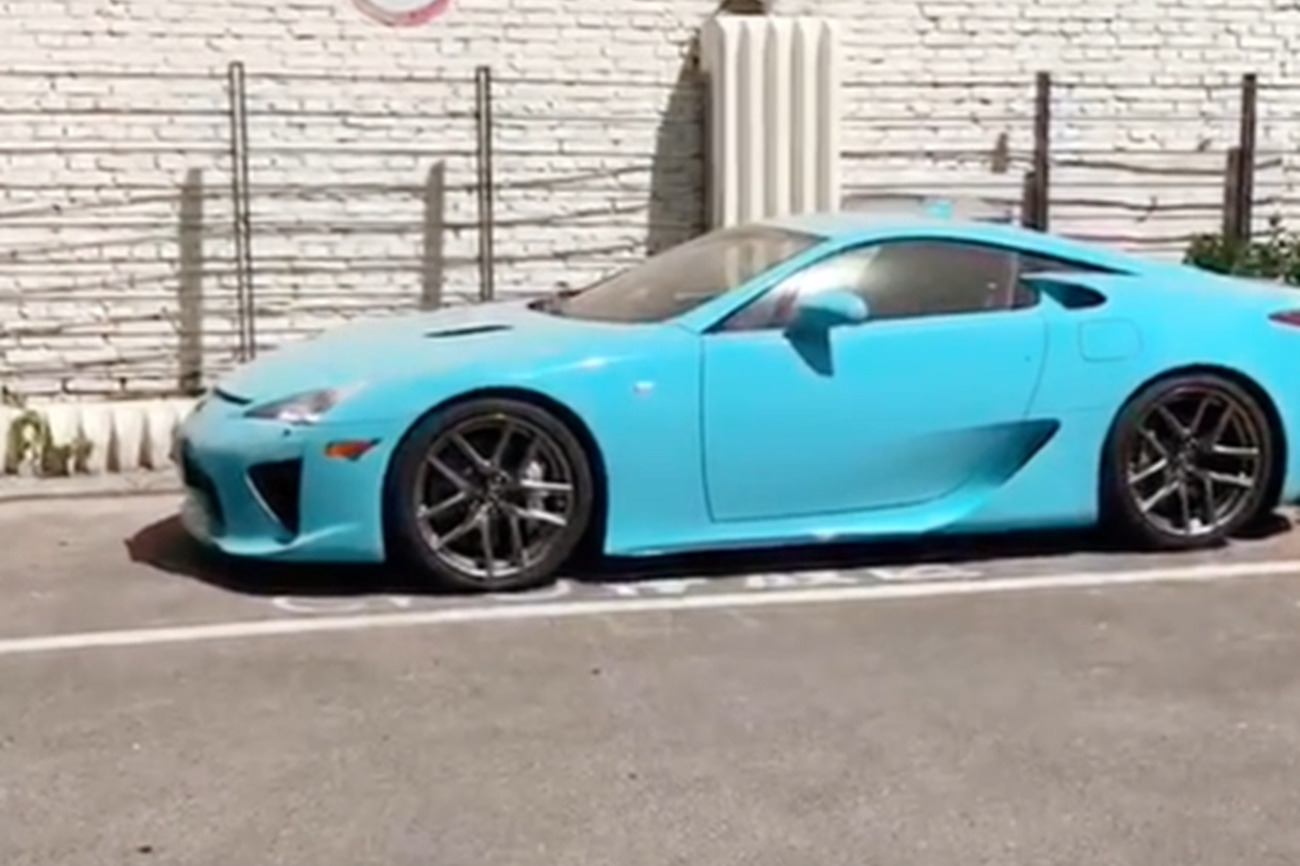 下楼溜达都能遇到特种武器，雷克萨斯你怎么看？