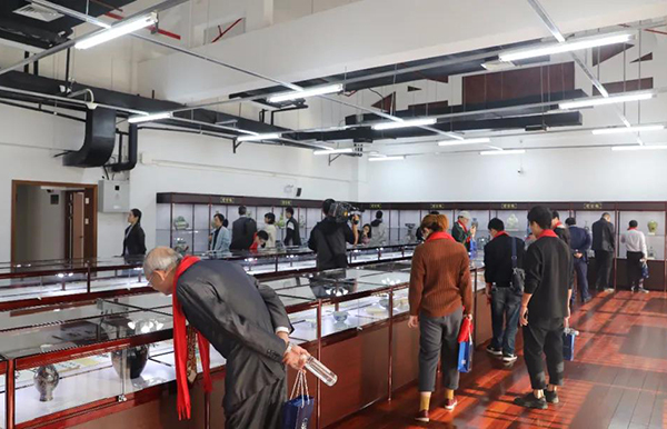 嘉宾观展（图片来源：雪窦山弥勒文化节组委会）