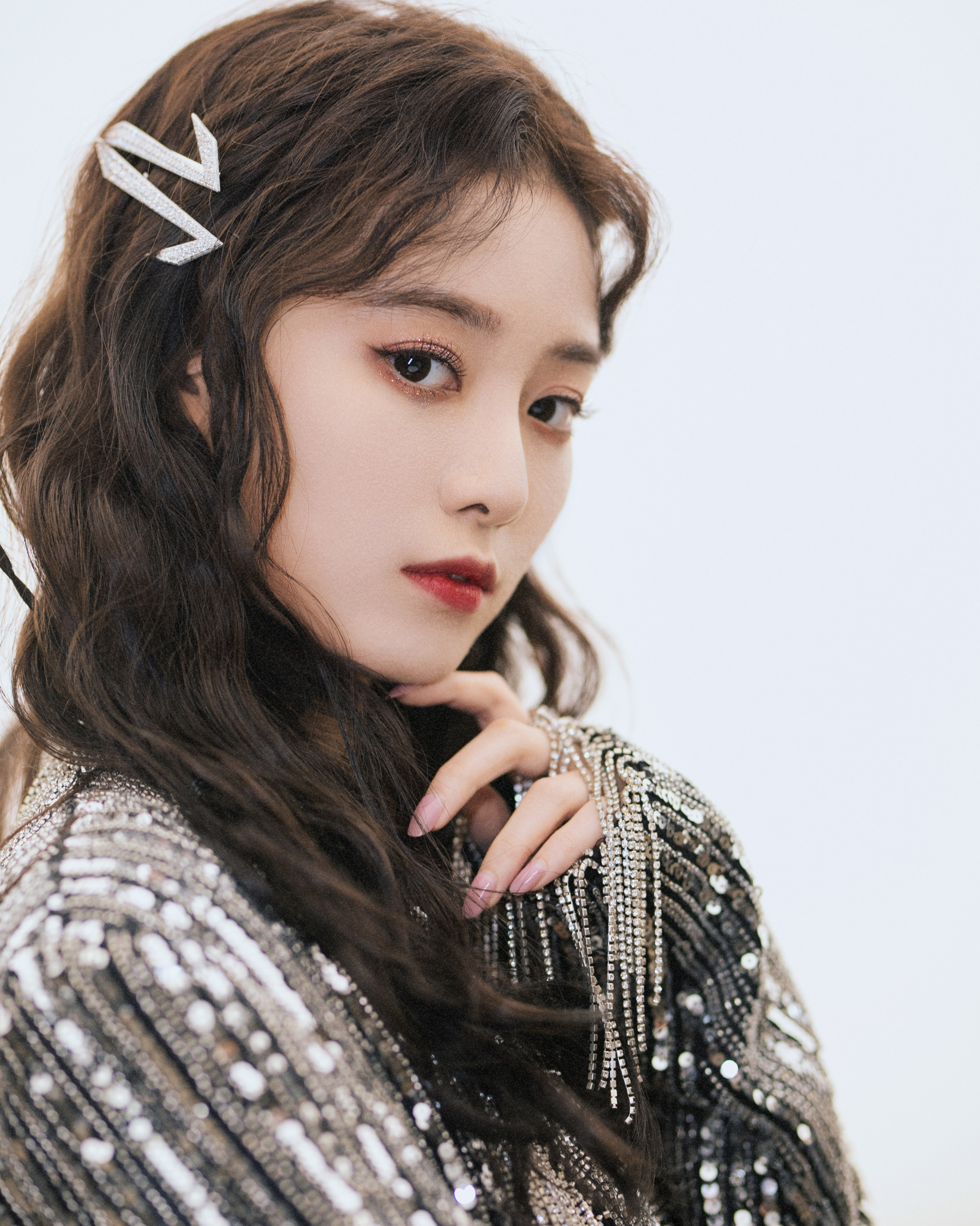 徐艺洋新歌唱跳首秀金属镭射流苏西装外套化身闪光少女