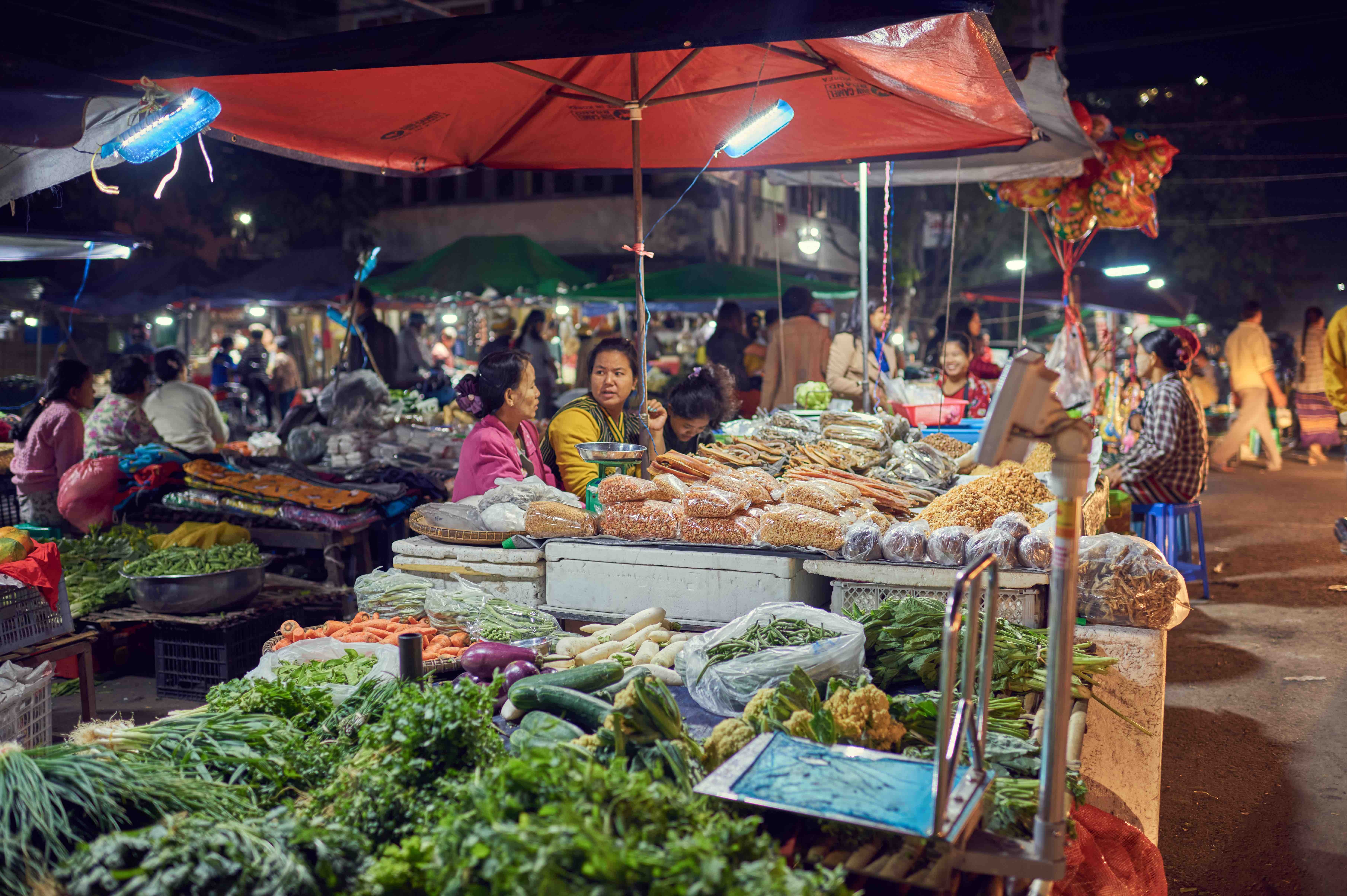 缅甸第二大城市曼德勒，夜幕下最热闹市场，行色人群尽显古老文化 - 知乎