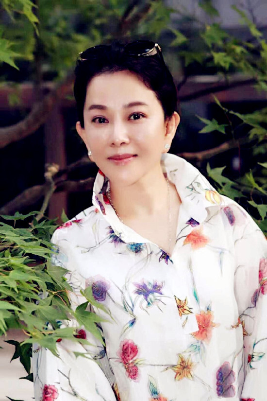 她被称为古典美人,因出演《包青天》走红,62岁容颜