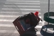 奶奶骑电动三轮一头撞上护栏，4岁孙子被甩出身亡