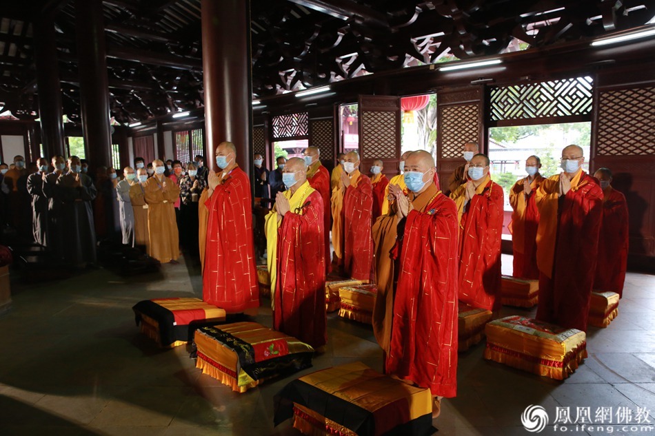 粤港澳佛教护国消灾祈福祛疫法会，13位法师主法。（图片来源：凤凰网佛教）