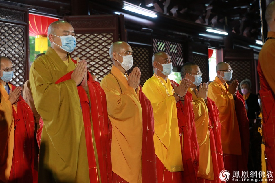 祈愿疫情消除，国运昌隆，人民幸福。（图片来源：凤凰网佛教）