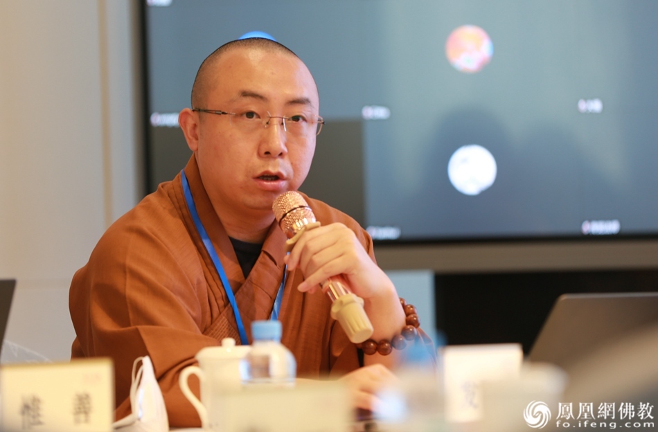 与会法师作主题发言(图片来源:凤凰网佛教)