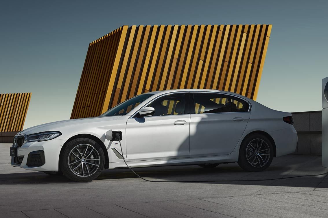 主流豪华印象的缔造者新款宝马5系插电式混合动力车型试驾