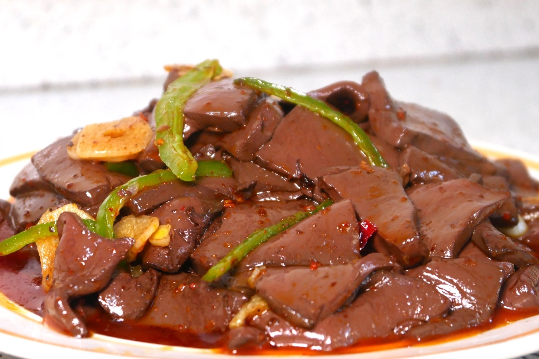 炒鸭血,下锅前多加一个步骤,嫩滑鲜香,比饭店大厨做的还好吃