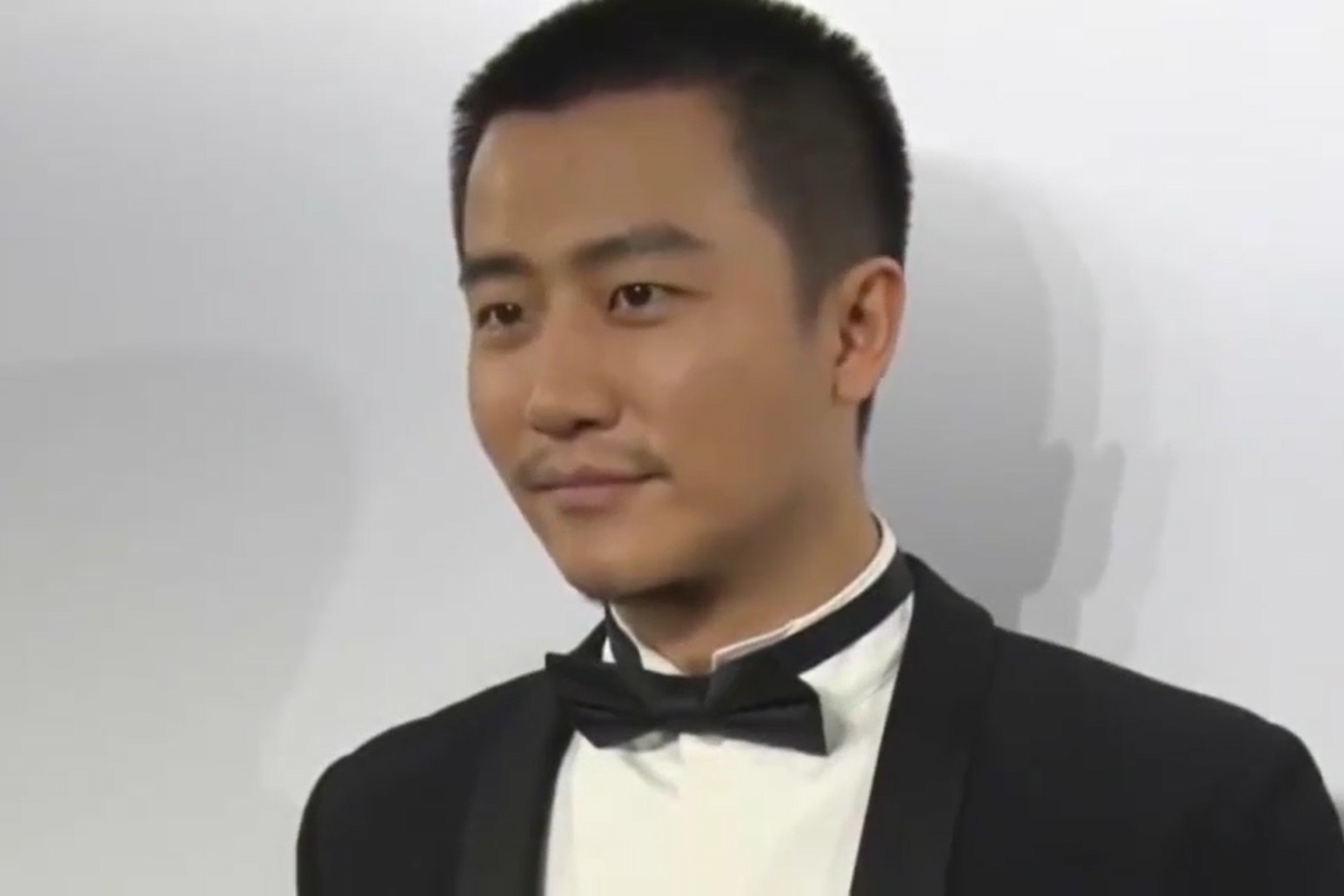 好事将近？黄轩携女友逛家居馆，甜蜜上演歪头杀