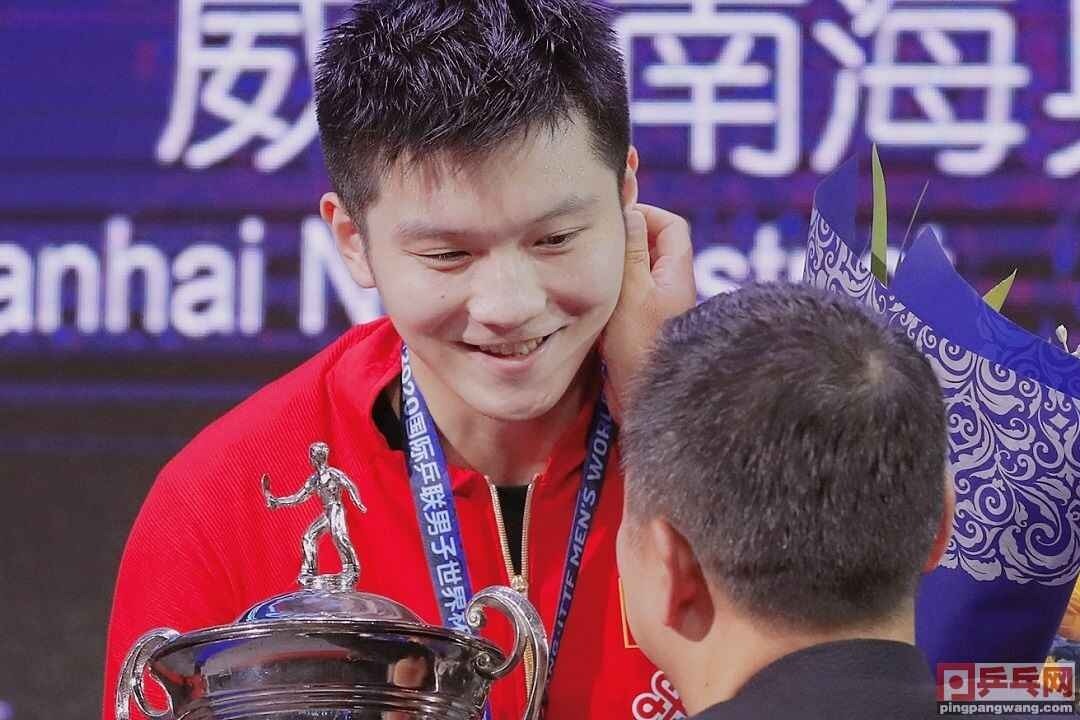 男乒世界杯颁奖礼，刘国梁王楠任嘉宾，樊振东马龙笑逐颜开_凤凰网