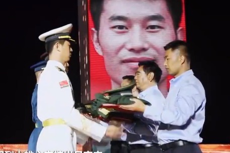 致敬“火焰蓝” 他们用烈火雄心守护岁月安宁