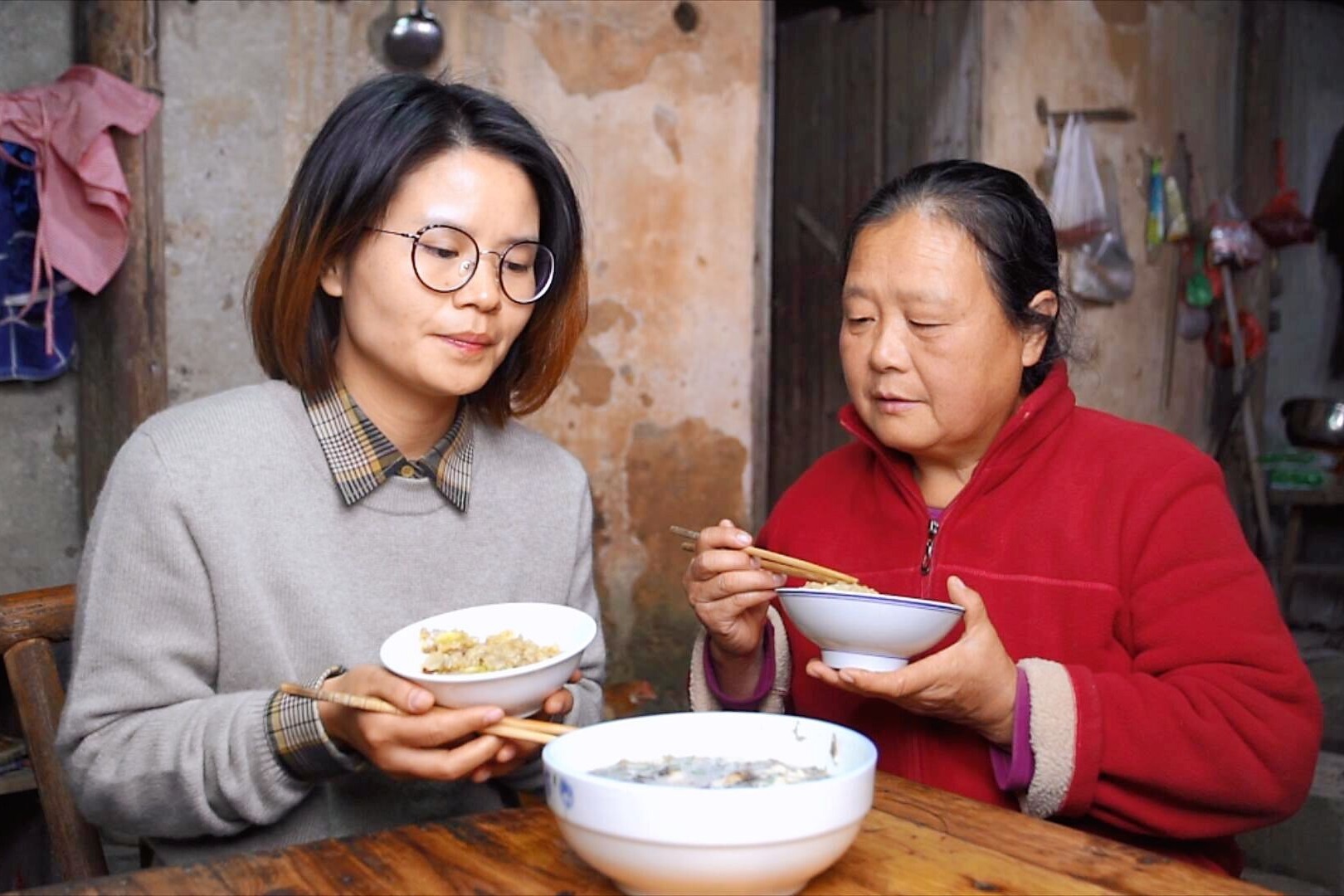 儿子有事不在家，农村婆婆晚饭只做一个菜，看婆婆如何待儿媳妇