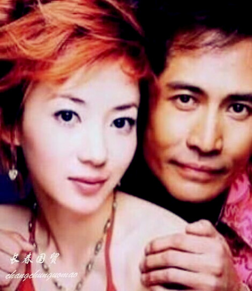 60齐秦的36岁妻子近照曝光,结婚十年恩爱如初,演艺圈的模范夫妻