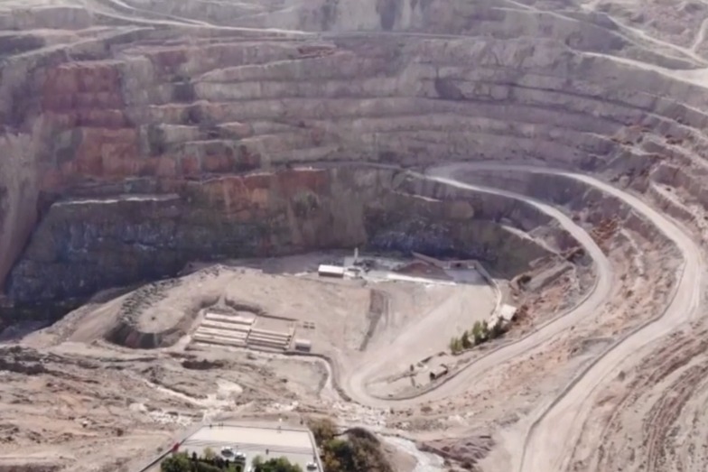历时26年挖出来的中国最大人造露天矿坑长什么样？