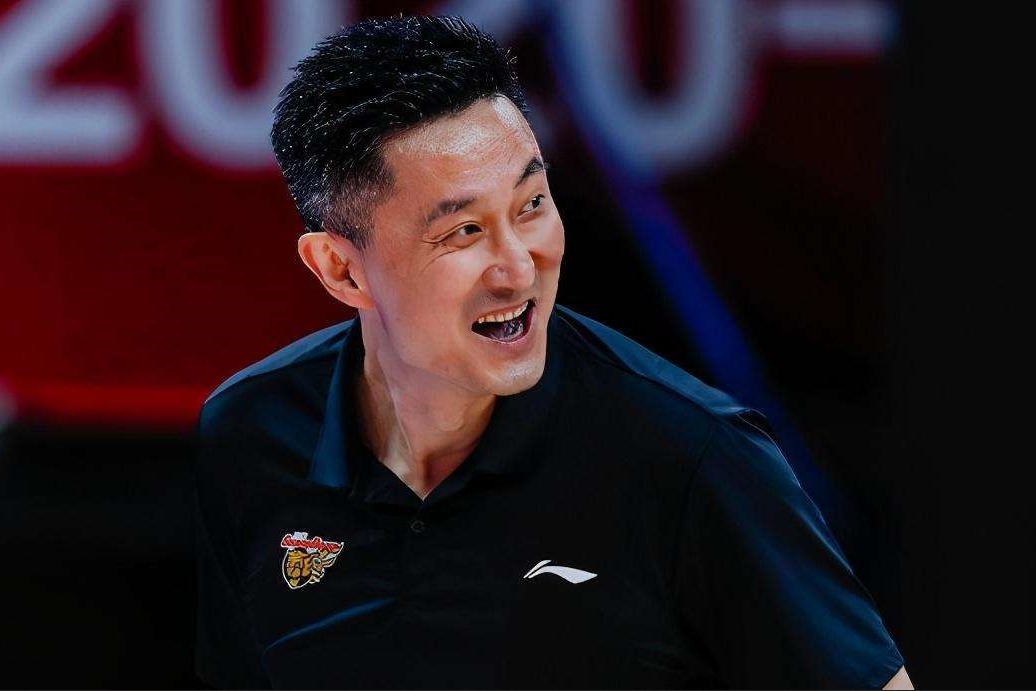 广东队连续出现低级失误杜锋指导场边都被气笑了