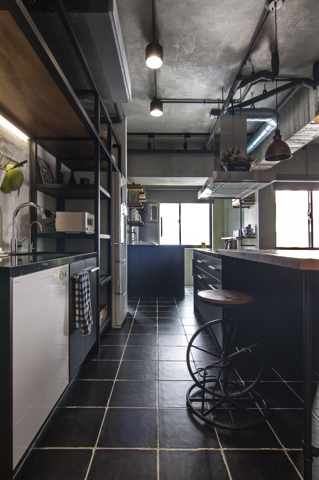 工业风里,墙面材料最常见的就是水泥墙和墙砖,水泥元素可以与木板