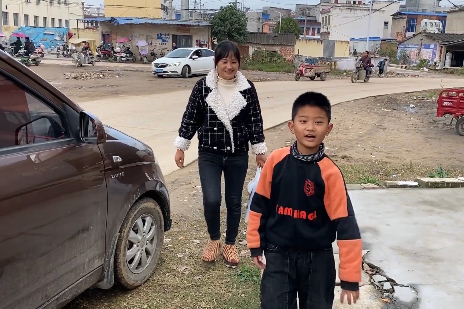 儿子期中考试结束了，刚出来爸爸就问他考得咋样，妈妈：尽力就行