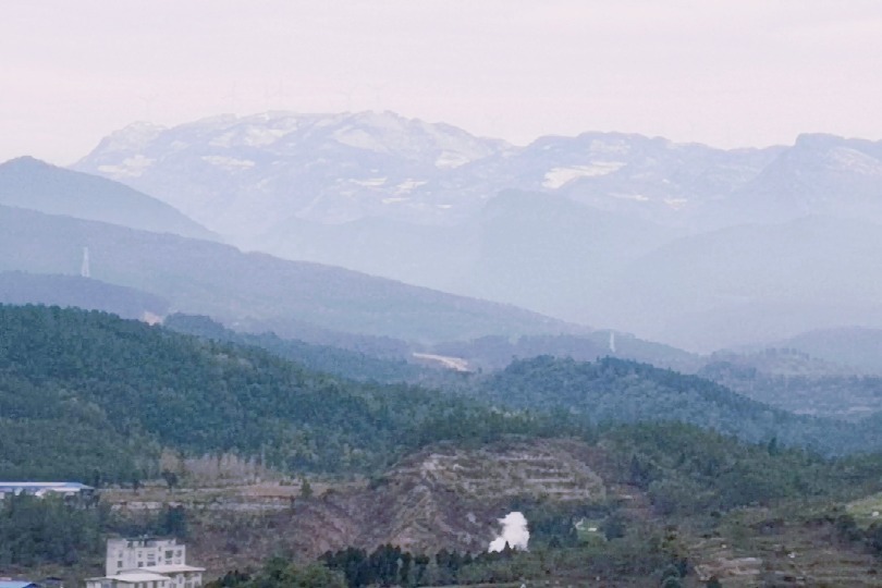 广元浪漫雪景进行时，元元穿羽绒服站楼顶，冷得打摆子！