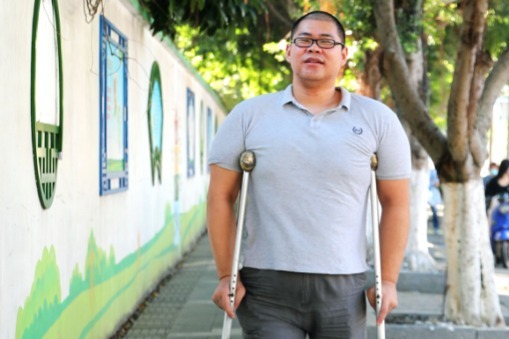 双拐医生:以残疾之躯 投身自贸港建设