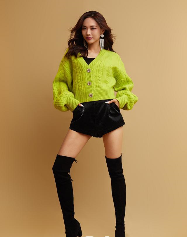 王霏霏新造型高调秀腿!过膝靴搭短裤才见识也是"腿精"