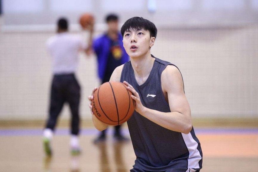 胡明轩与理疗康复师搞笑互动！胡椒仔一脸娇羞被迫营业_凤凰网视频_凤凰网