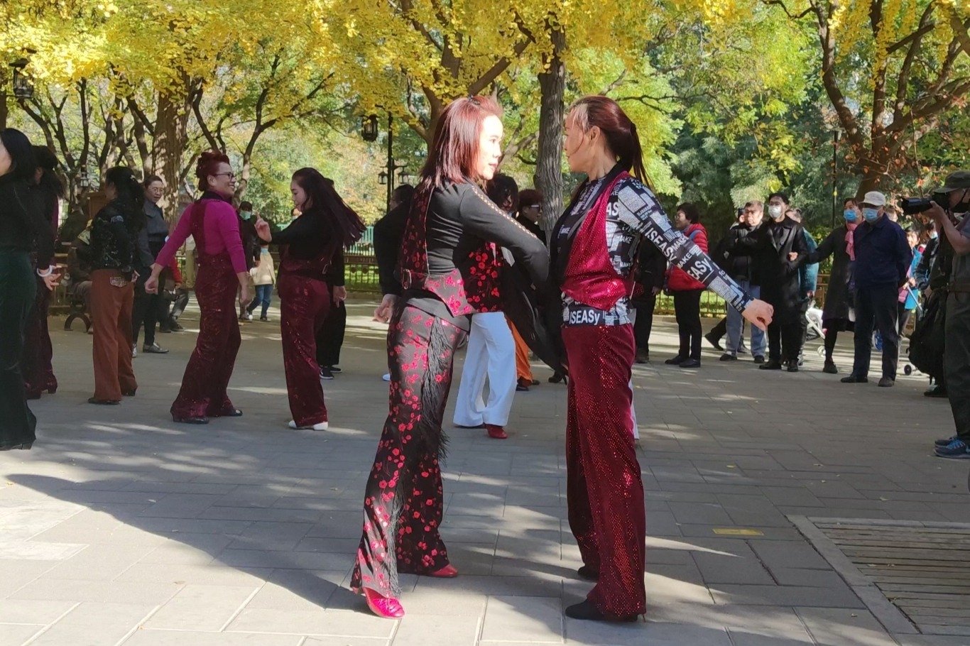 晨晨吉特巴《不过人间》团队版，歌好听，舞步新颖好看