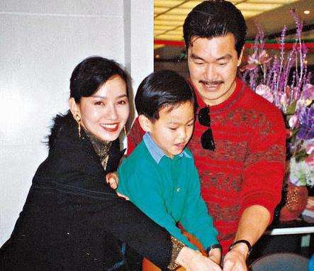 离婚后的赵雅芝与自己的同行黄锦燊交往,二人于1985年结婚,1987年他们