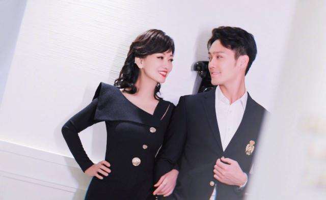 也许是幸福的女人超级抗老吧,即使年过花甲的赵雅芝依然貌美,和小儿子