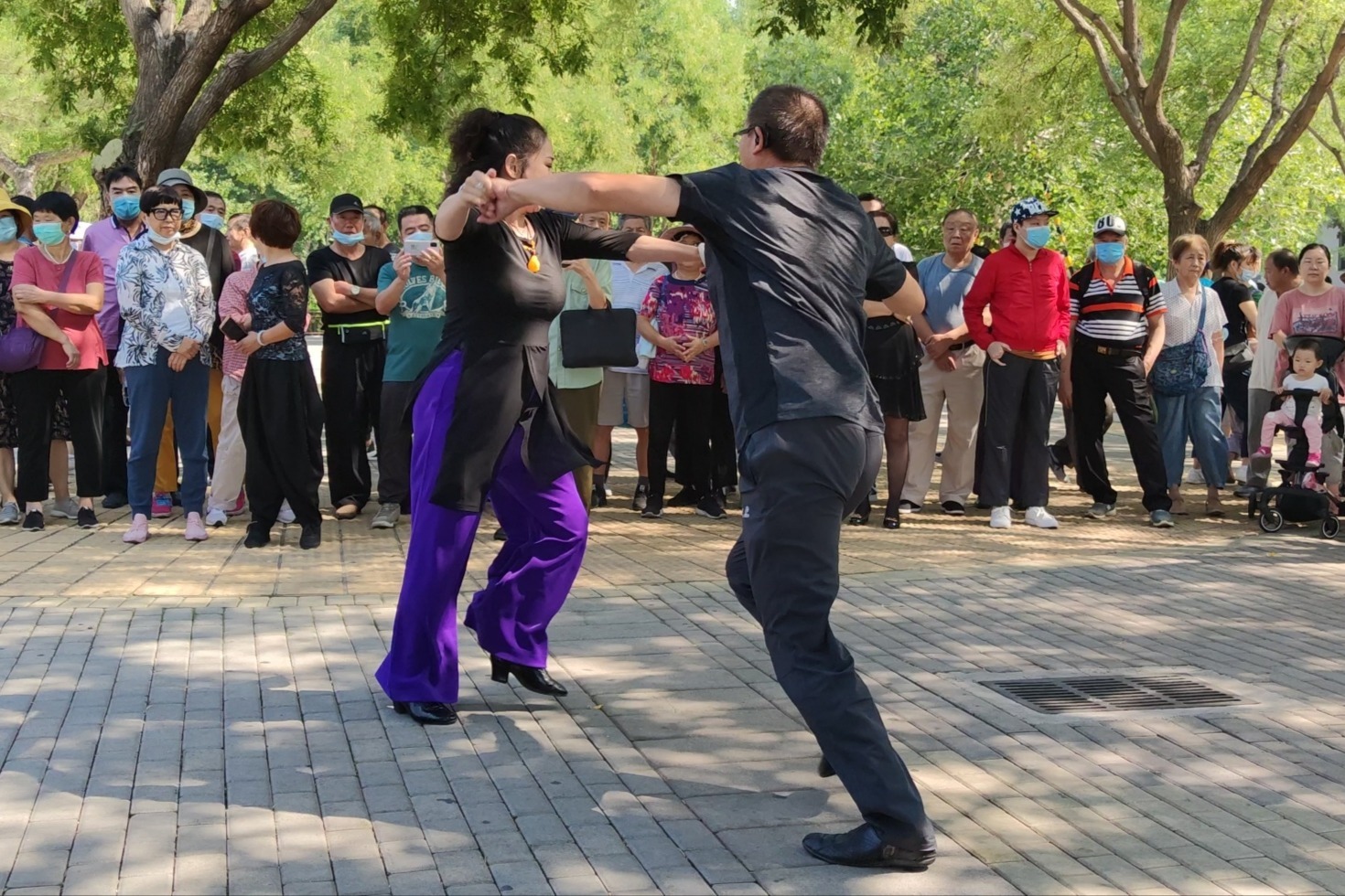 夫妻俩表演吉特巴点歌的人动作优美大方百看不厌