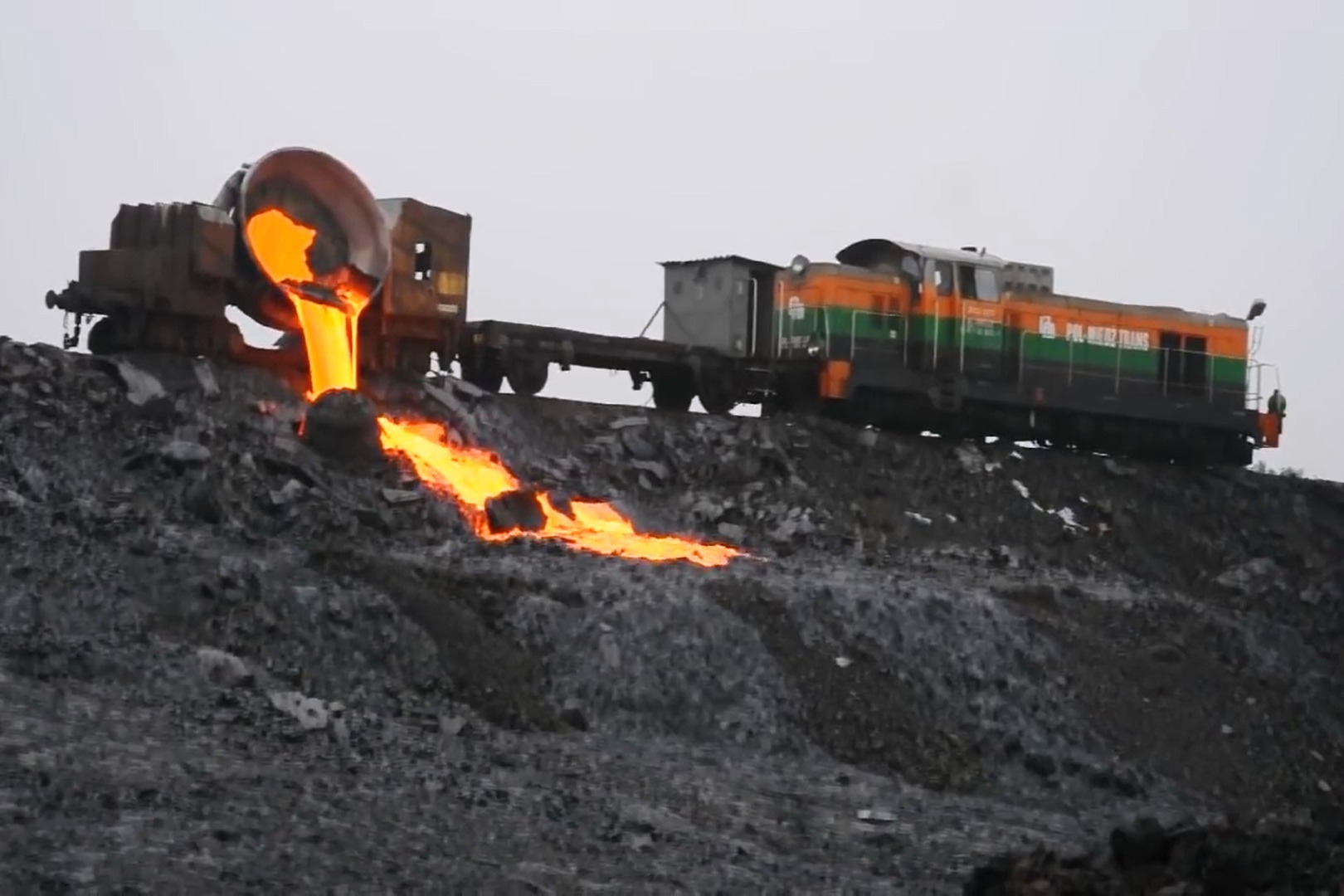 炼钢厂废钢水倾倒，通红钢水所倒之处寸草不生，隔着屏幕都觉得烫