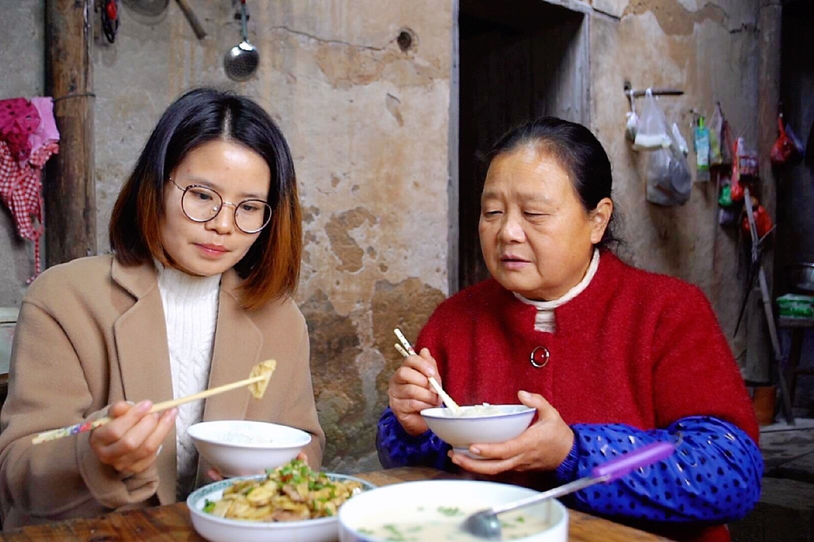 农村婆婆和儿媳妇同住，亲家来做客，看婆婆做啥吃的来招待_凤凰网视频_凤凰网