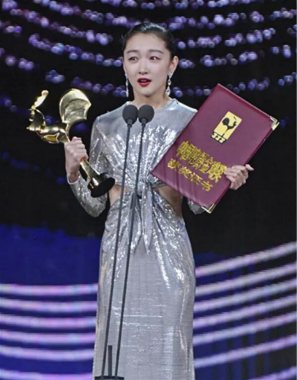 周冬雨获金鸡奖最佳女主角,实现"三金"大满贯