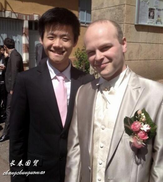 东北一家人军军近照曝光29岁童颜未改