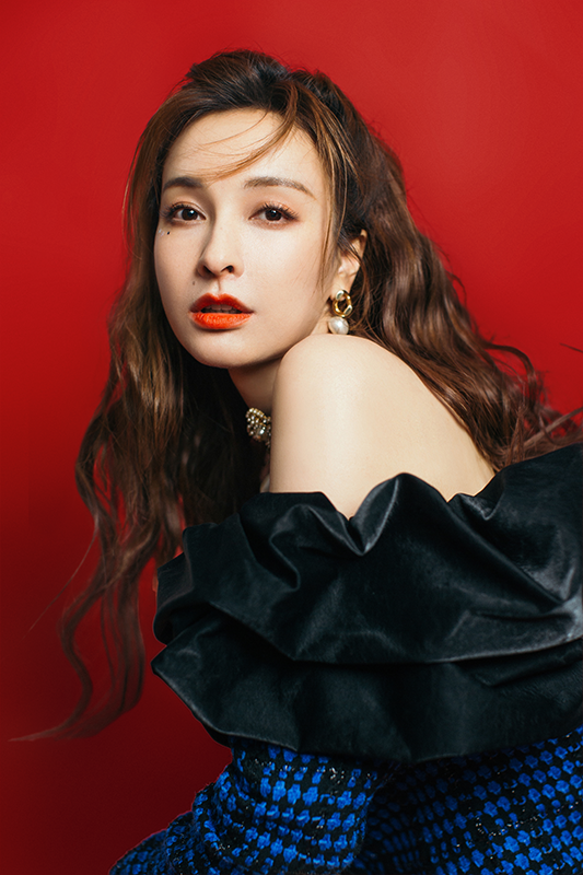 组图beauty小姐吴昕化身甜酷少女一字领上衣大秀香肩