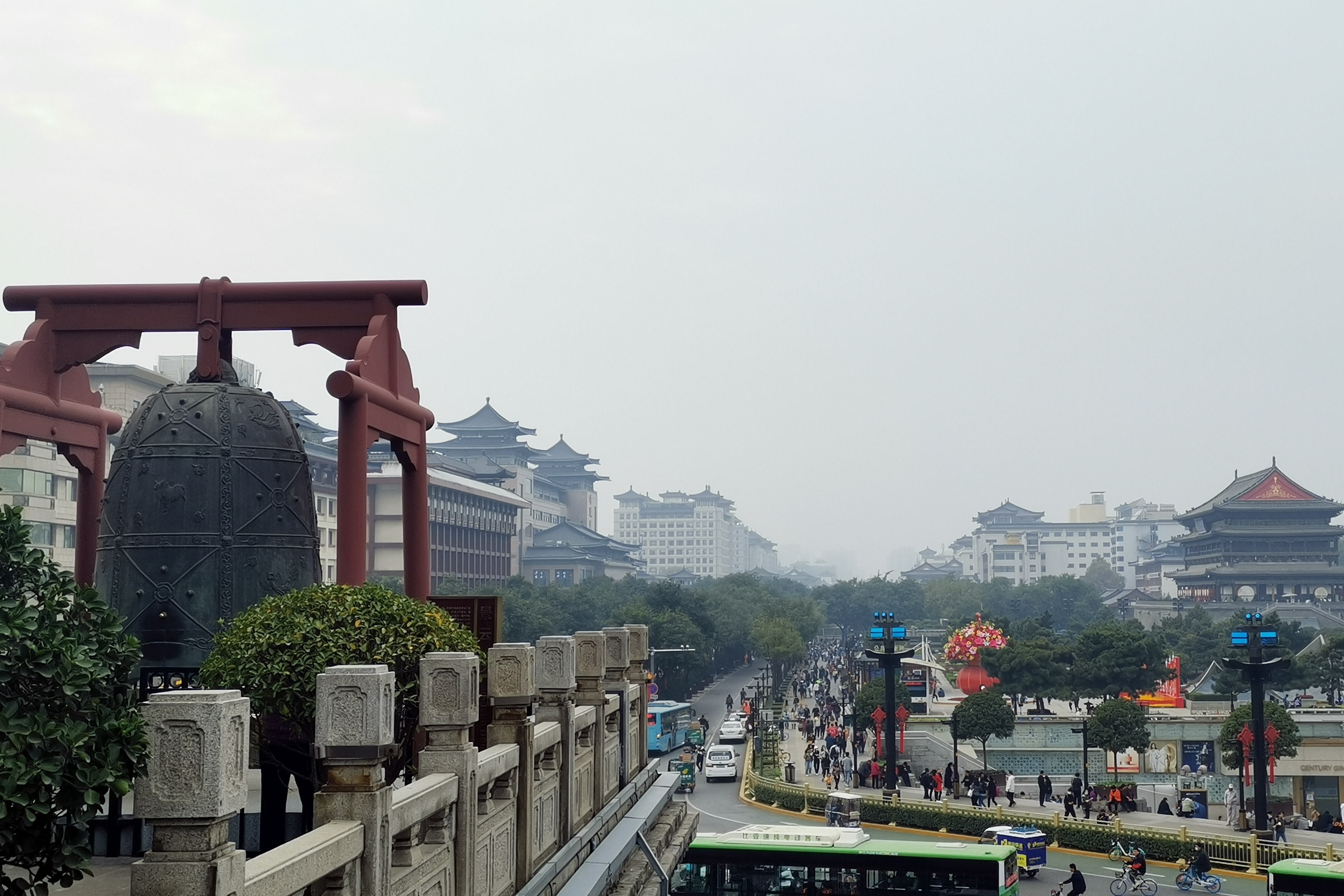 西安莲湖区钟楼鸟瞰车水马龙城池 街衢连甲第，冠盖拥朱轮 凤凰网视频 凤凰网