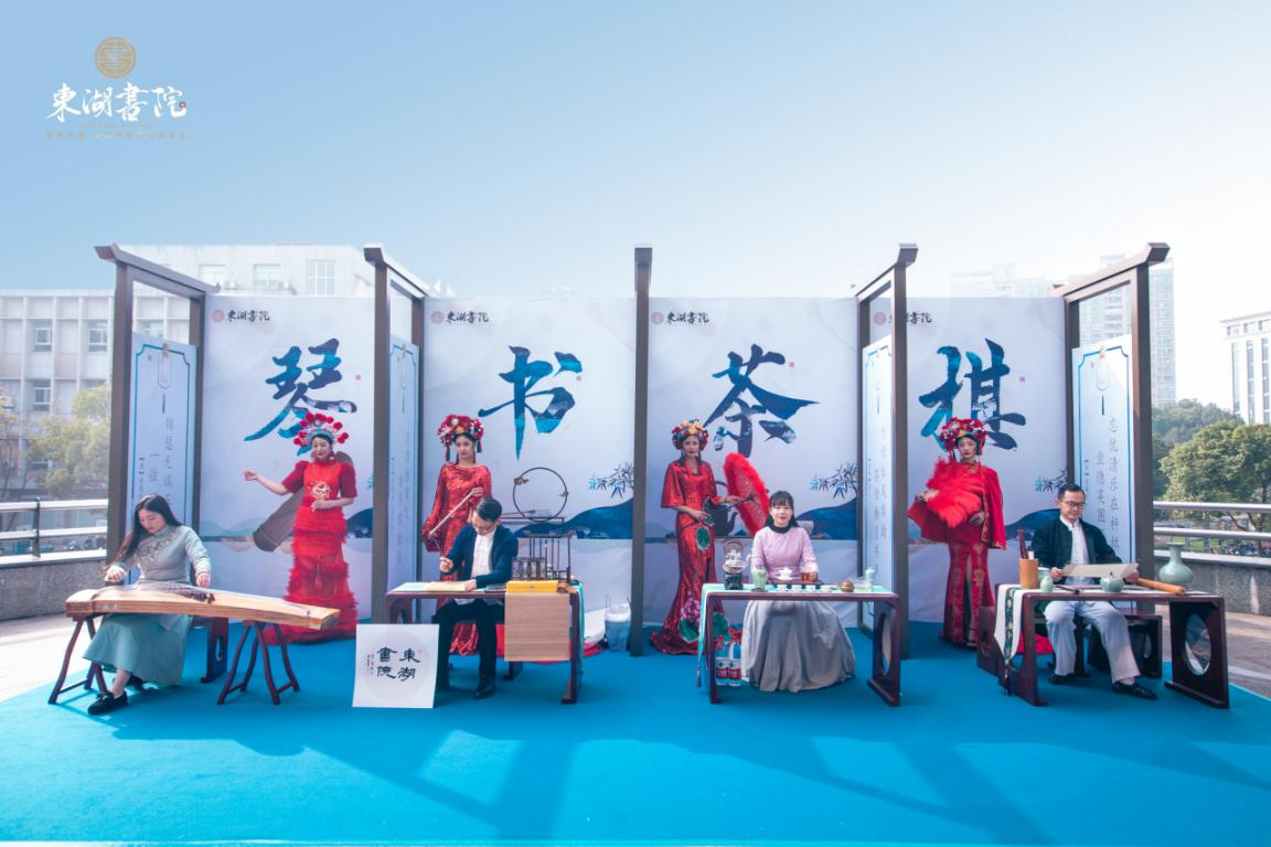 在嘉宾入场前安排的签到礼也十分别致,以琴,书,棋,茶的国风情景迎宾客