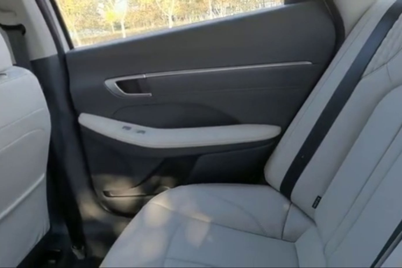 抢鲜看：2020款现代索纳塔后排空间讲解，舒适感极佳