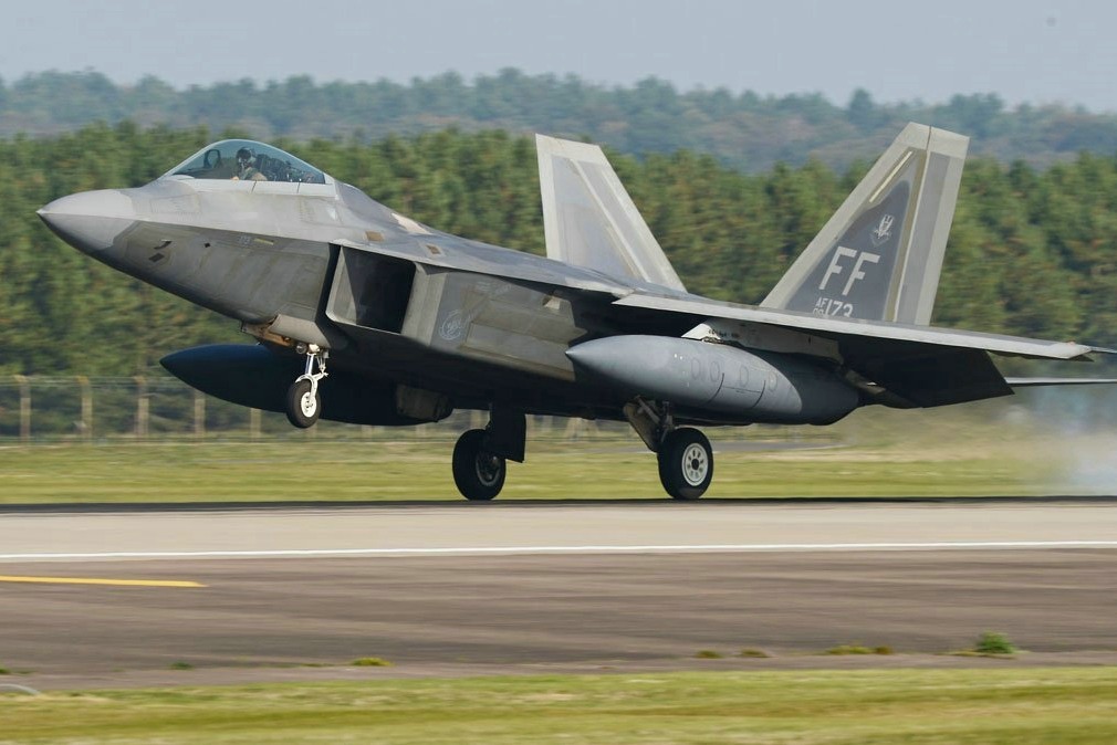 F-22“猛禽”战机展示“大象漫步” 一架接一架起飞甚为壮观