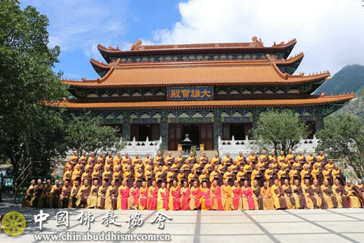 为庆祝香港回归20周年暨天坛大佛落成开光25周年,香港宝莲禅寺于2017年6月举行传授三坛大戒法会。。(图片来源:中国佛教协会)