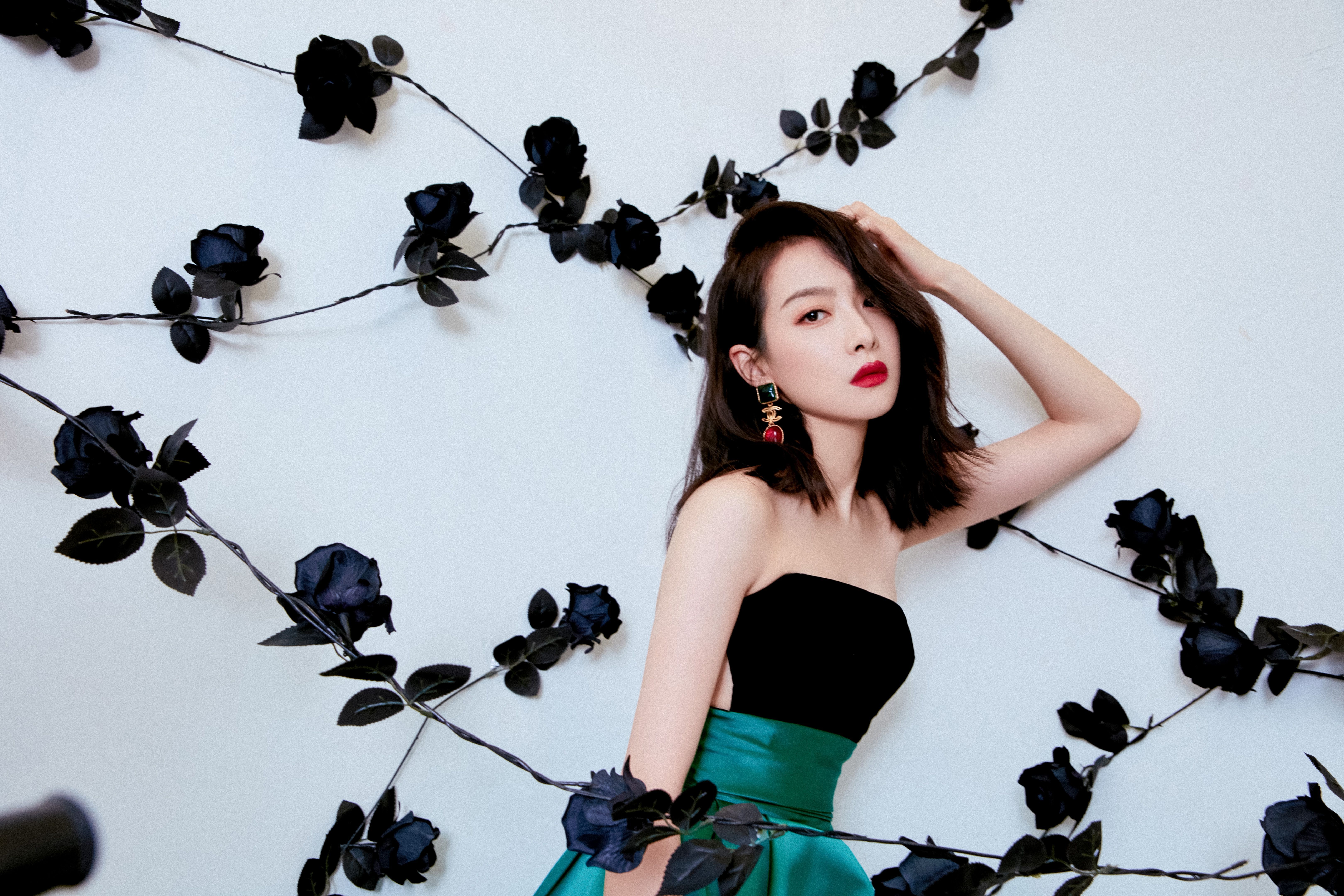 宋茜黛绿烟波裙亮相盛典红毯 化身黑玫瑰艳丽绽放__凤凰网